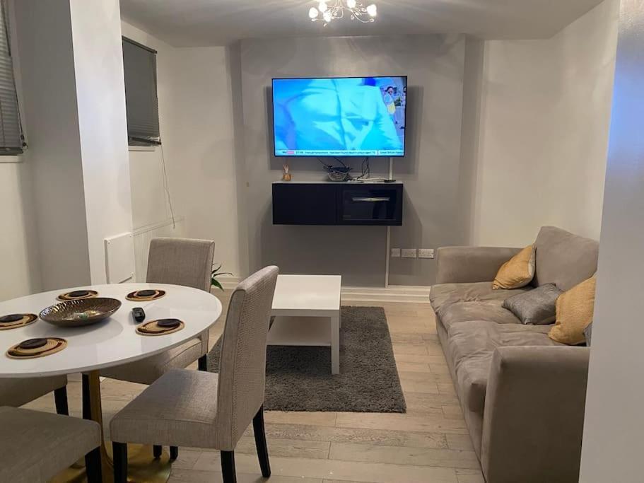 Two Bed Comfy And Private Londra